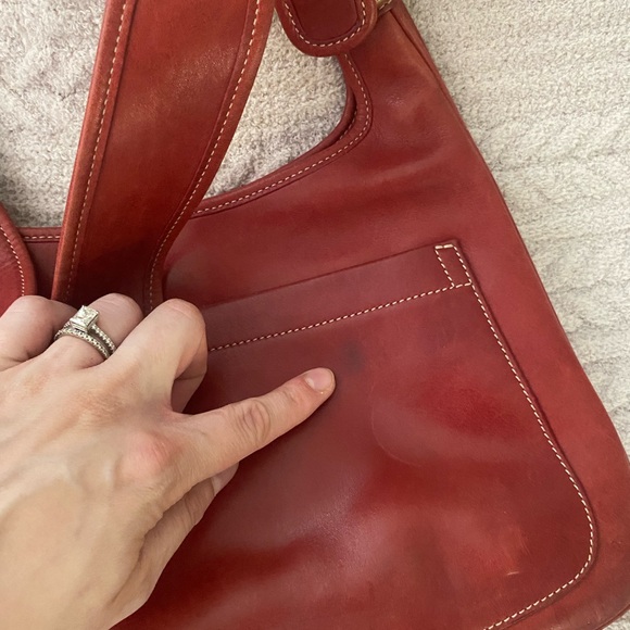 Elegant Red Leather Shoulder Bag - Picture 3 of 8